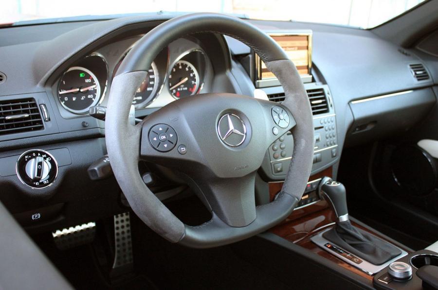  Mercedes-Benz C63 AMG Performance Pack 2011 года  (фото 20 из 39)